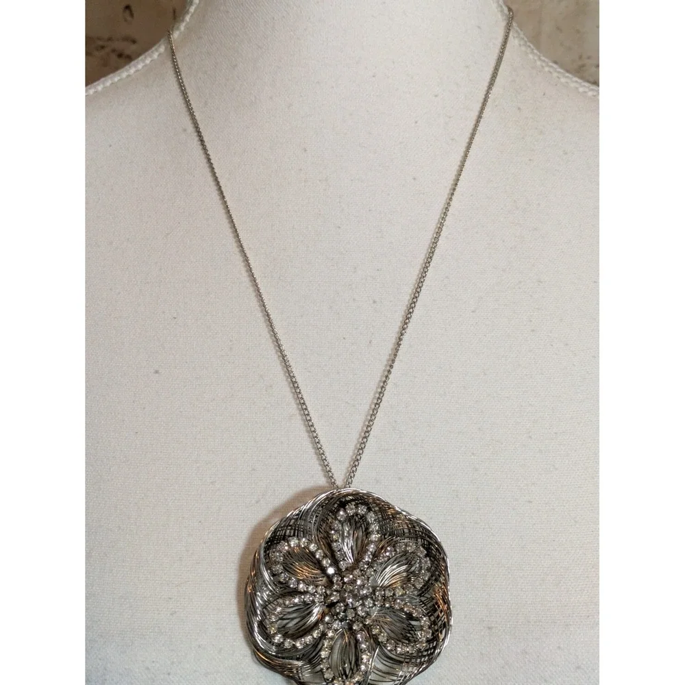 Vintage Wirework Flower Pendant Necklace In Silver Tone 1970's Rhinestones 22